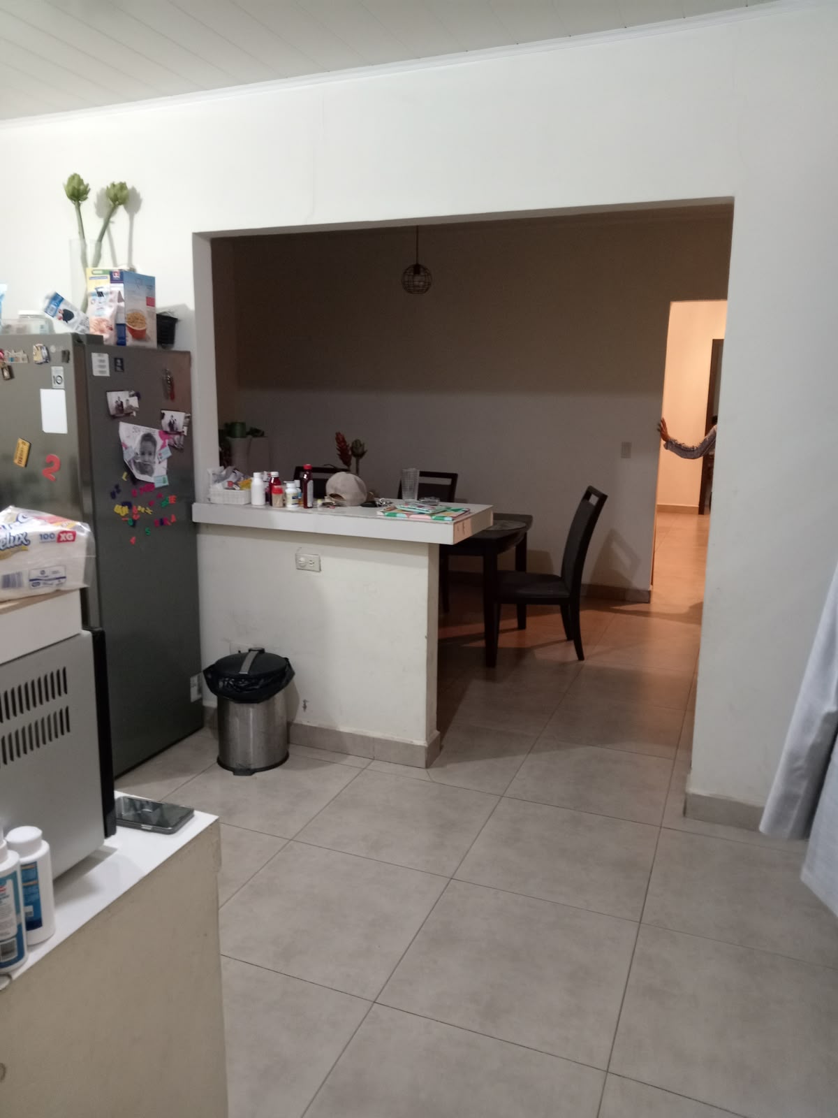 Cocina antes de la remodelación: espacio desordenado con acabados básicos
