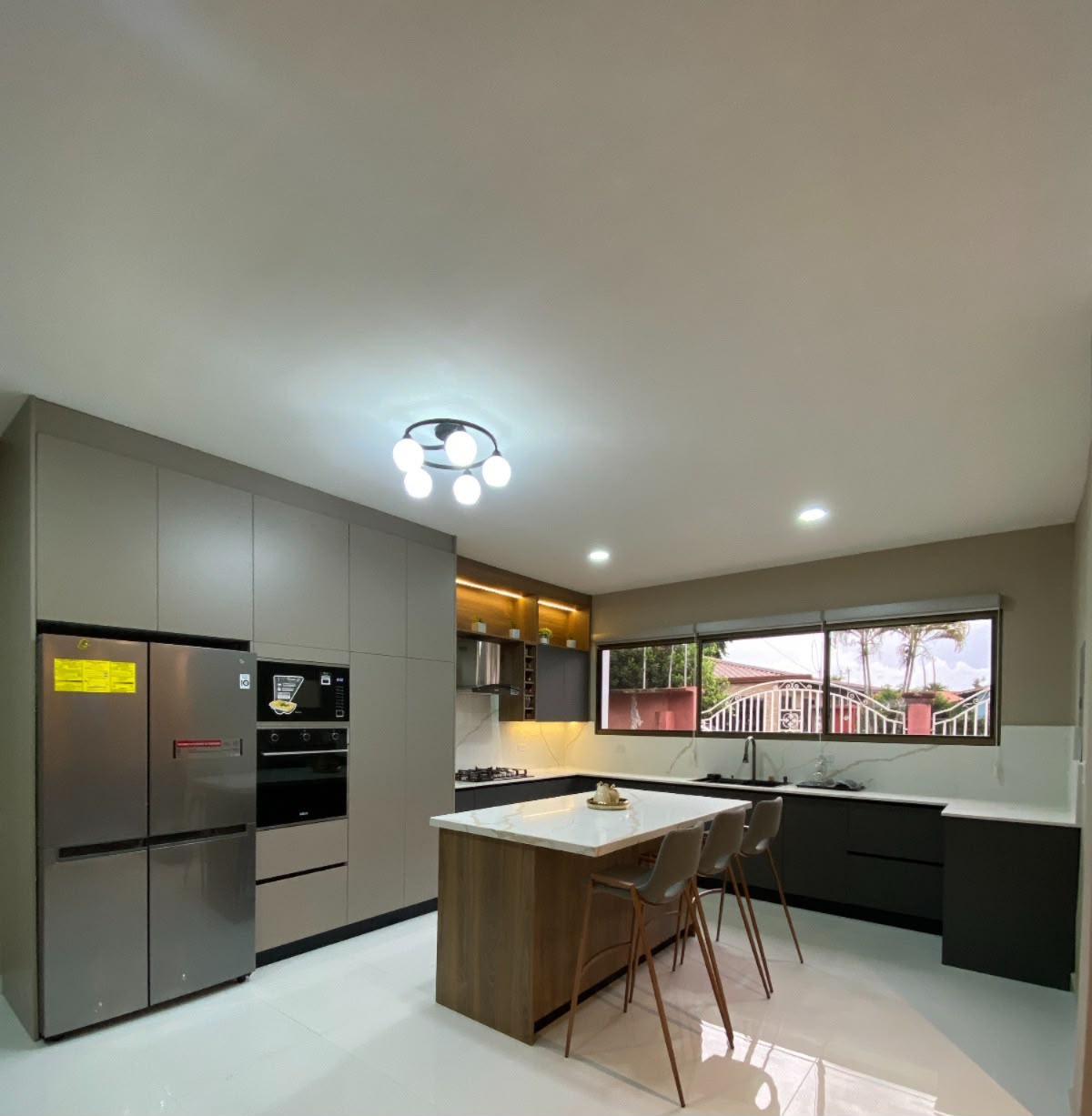 Cocina gris con isla y ventana panorámica