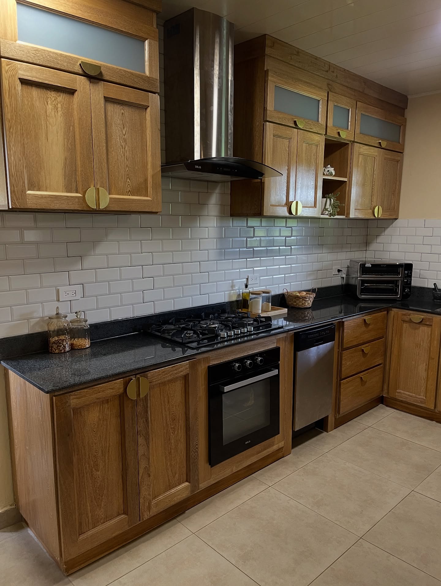 Cocina de roble con granito negro