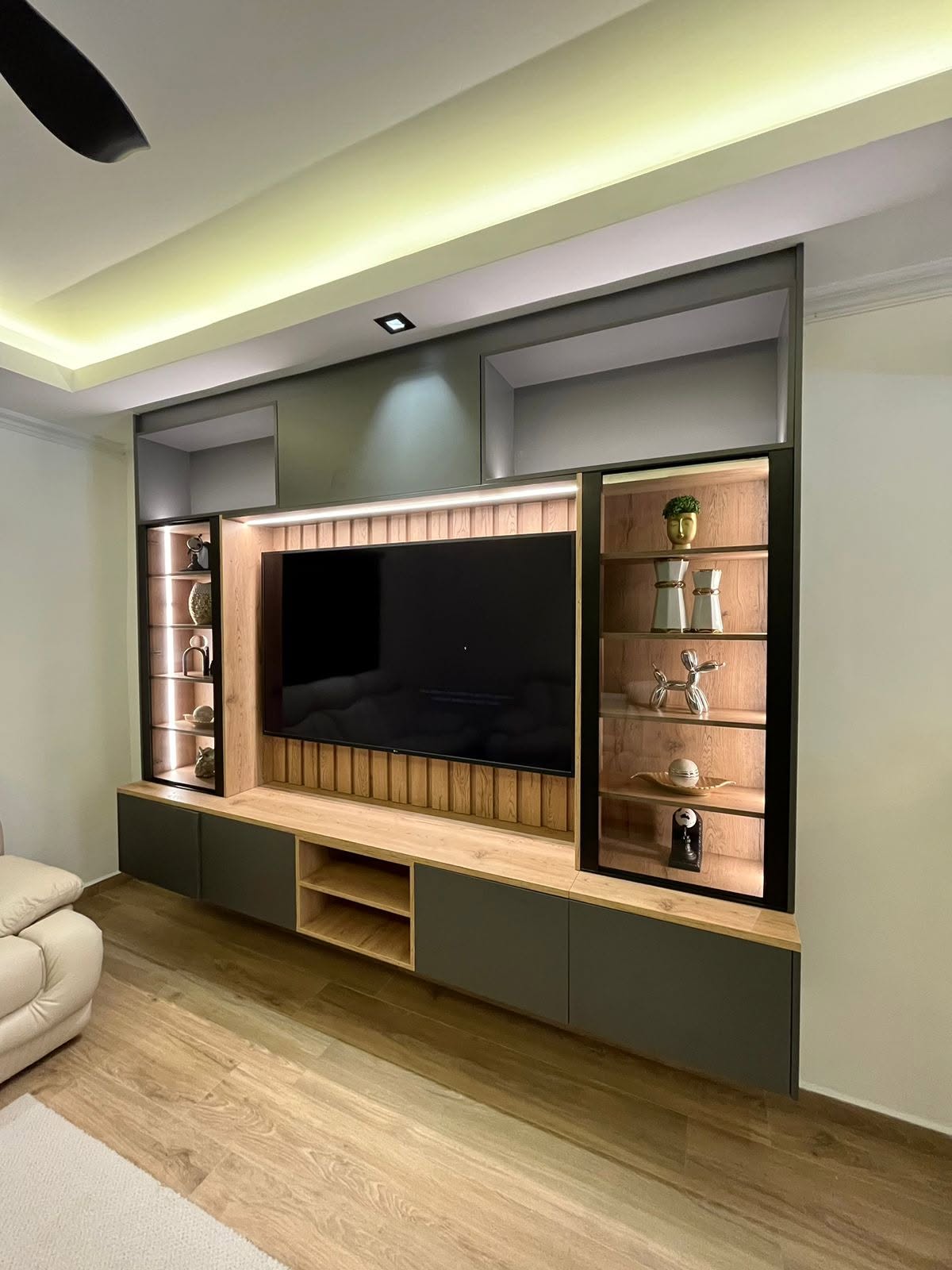 Mueble de TV en verde grafito con vitrinas